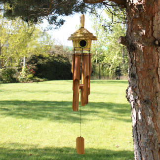 Rundes Vogelhaus aus Seegras mit Windspiel – 45 × 17 cm