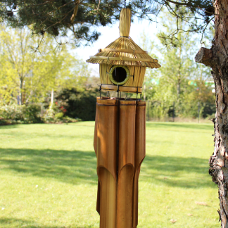Großes rundes Vogelhaus aus Seegras mit Windspiel – 56 × 20 cm