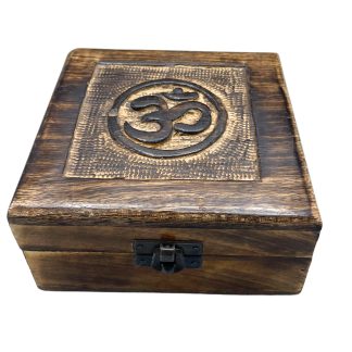 Quadratische Holzbox – Om, 13 × 13 × 6 cm