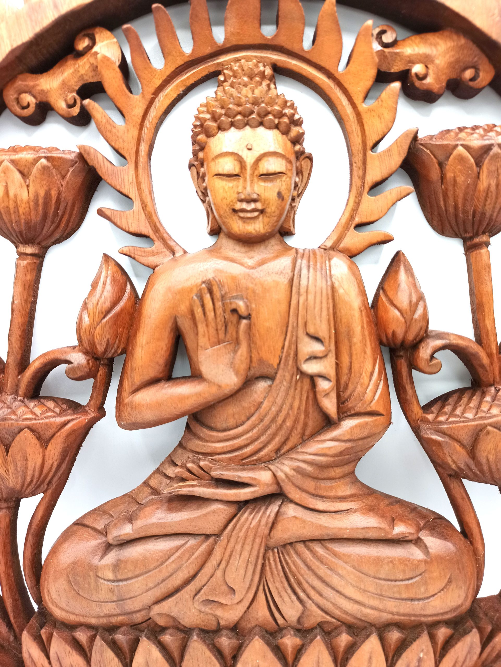 Geschnitztes Wandpaneel aus Suarholz – Buddha und Lotus, 40 cm