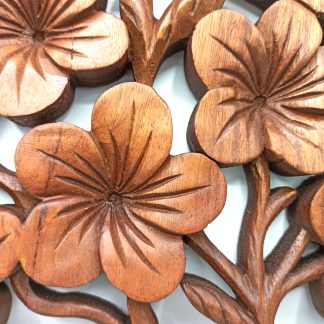 Geschnitztes Wandpaneel aus Suarholz – Lebensbaum Frangipani, 40 cm