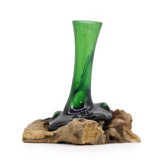 Blumenvase aus recycelter Bierflasche auf Holz